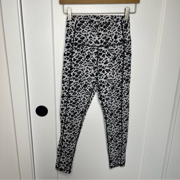 Zyia Active Black & White Leopard Print Pocket Cropped Leggings Size 4 - Picture 2 of 7